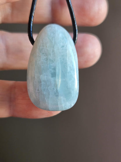 Aquamarin Anhänger, 31 x 18 x 12 mm, gebohrt, an verstellbarem Lederband