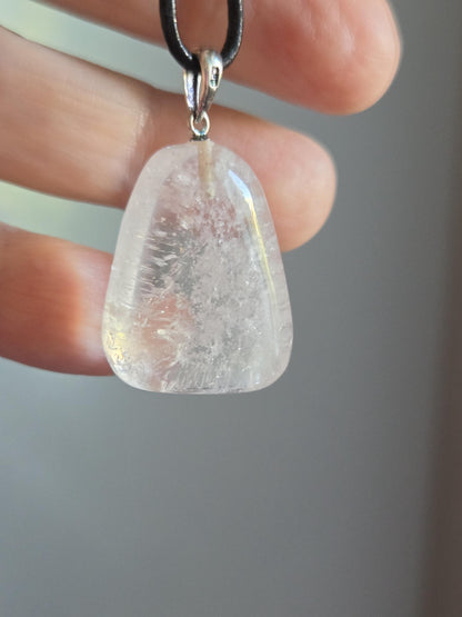 Morganit hell rosa Beryll Anhänger, 34 x 22 x 12 mm, an 925er Silber Öse, an verstellbarem Lederband