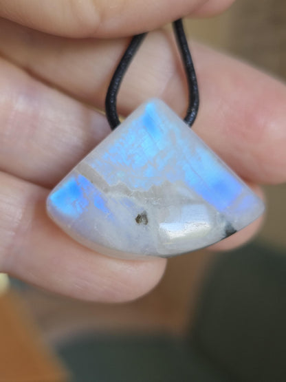 Regenbogen Mondstein, weißer Labradorit mit Anteilen von schwarzem Turmalin, Anhänger, 24 x 30 x 10 mm, an verstellbarem Lederband
