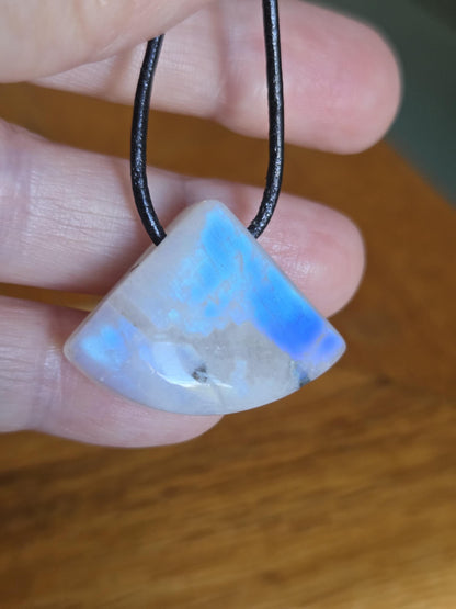 Regenbogen Mondstein, weißer Labradorit mit Anteilen von schwarzem Turmalin, Anhänger, 24 x 30 x 10 mm, an verstellbarem Lederband