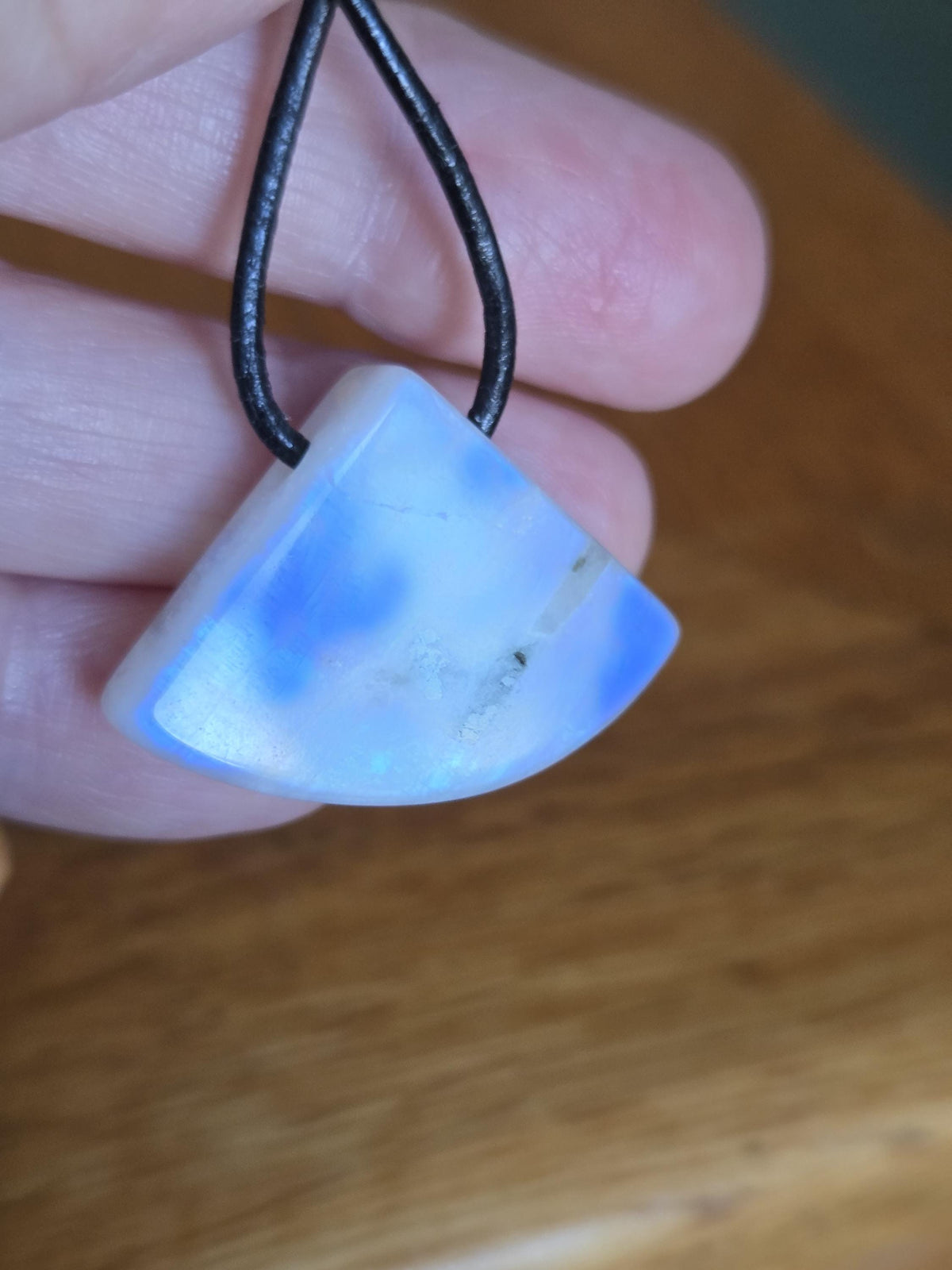 Regenbogen Mondstein, weißer Labradorit mit Anteilen von schwarzem Turmalin, Anhänger, 24 x 30 x 10 mm, an verstellbarem Lederband