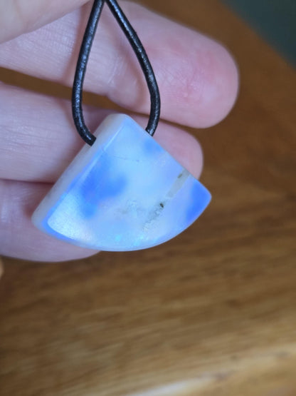 Regenbogen Mondstein, weißer Labradorit mit Anteilen von schwarzem Turmalin, Anhänger, 24 x 30 x 10 mm, an verstellbarem Lederband