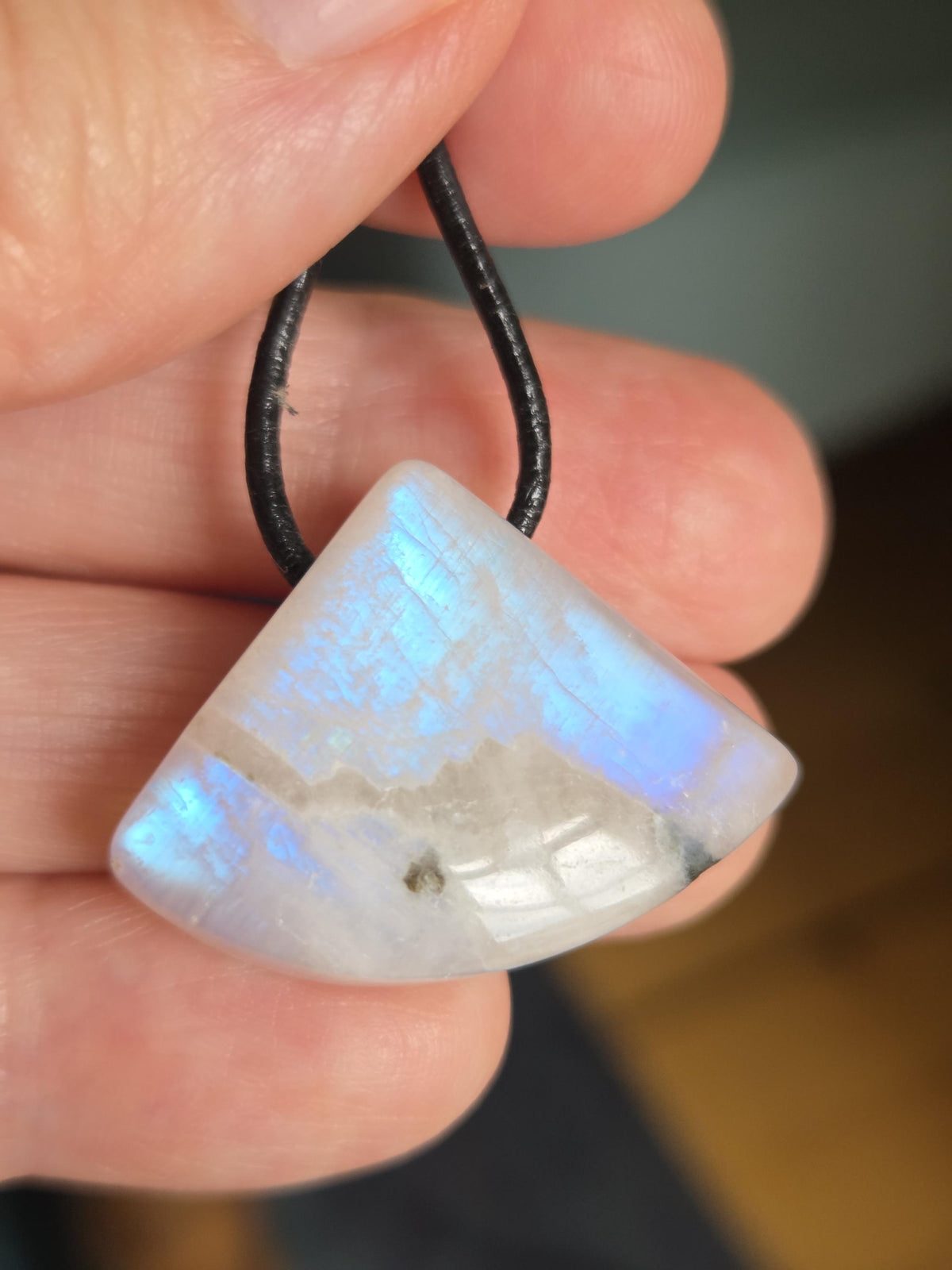 Regenbogen Mondstein, weißer Labradorit mit Anteilen von schwarzem Turmalin, Anhänger, 24 x 30 x 10 mm, an verstellbarem Lederband