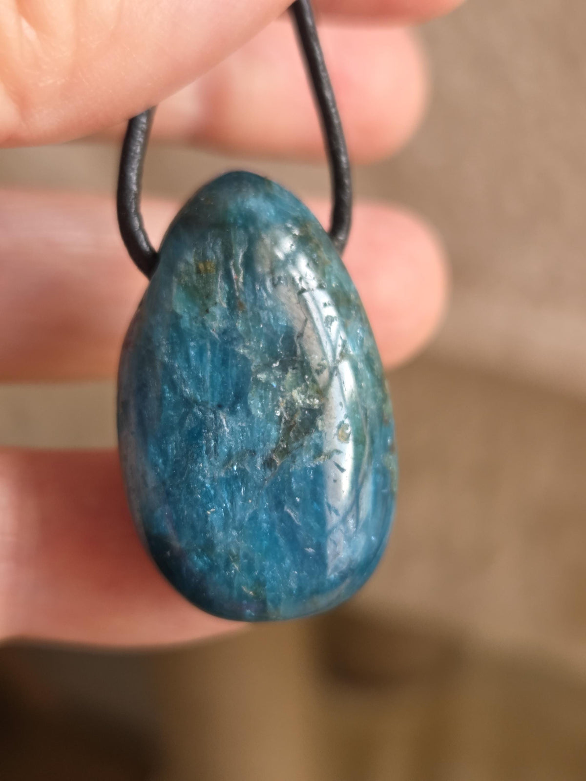 Apatit Anhänger, 30 x 20 x 11 mm, gebohrt, an verstellbarem Lederband, Hals Chakra, Harmonie und Lebensfreude