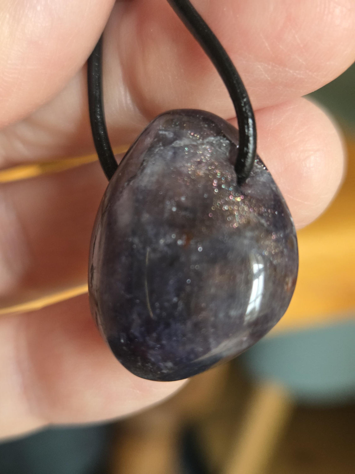 Selten! Wassersaphir Iolith mit Sonnenstein , 27 x 23 x 15 mm, gebohrt, an verstellbarem Lederband