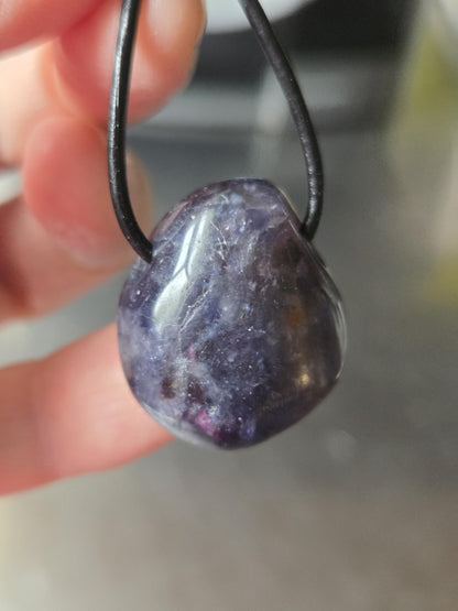 Selten! Wassersaphir Iolith mit Sonnenstein , 27 x 23 x 15 mm, gebohrt, an verstellbarem Lederband