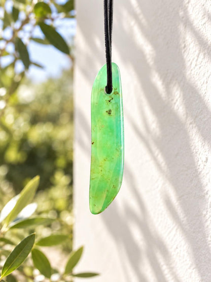 Durchscheinender Chrysopras Anhänger 56 x 13 x 8 mm, gebohrt, an verstellbarem Lederband, Herzchakra Selbstliebe