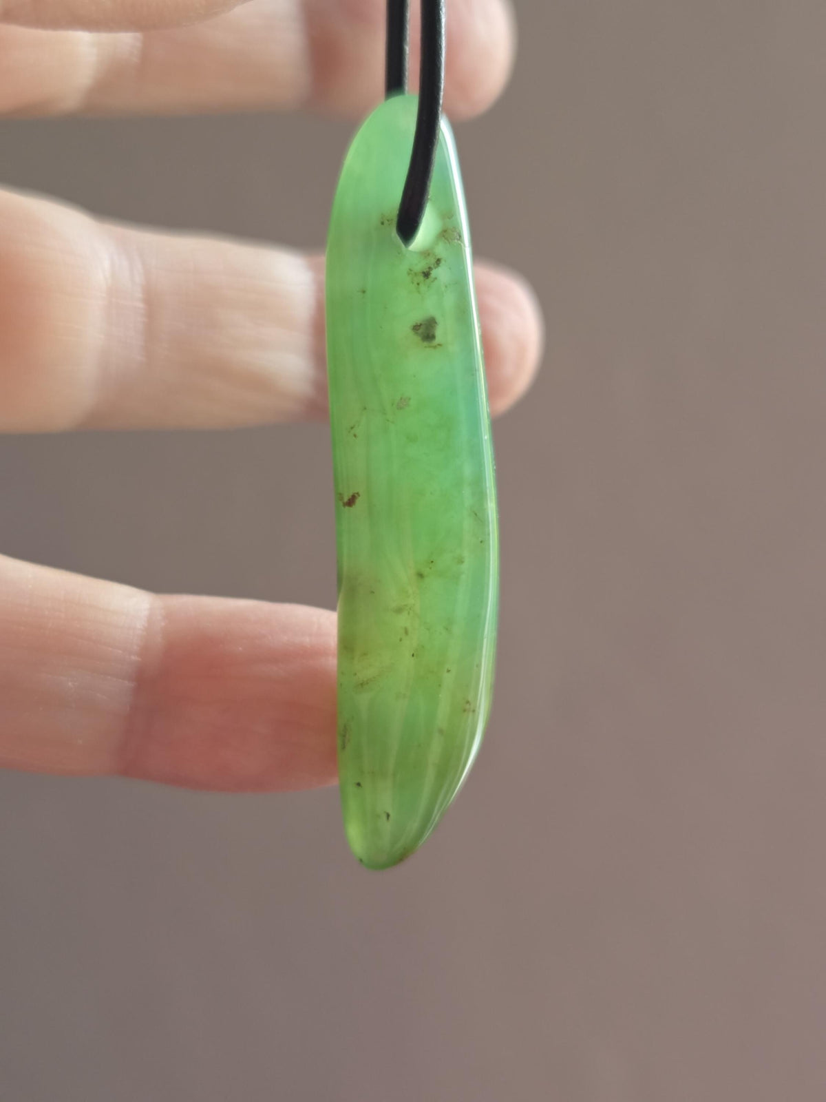 Durchscheinender Chrysopras Anhänger 56 x 13 x 8 mm, gebohrt, an verstellbarem Lederband, Herzchakra Selbstliebe