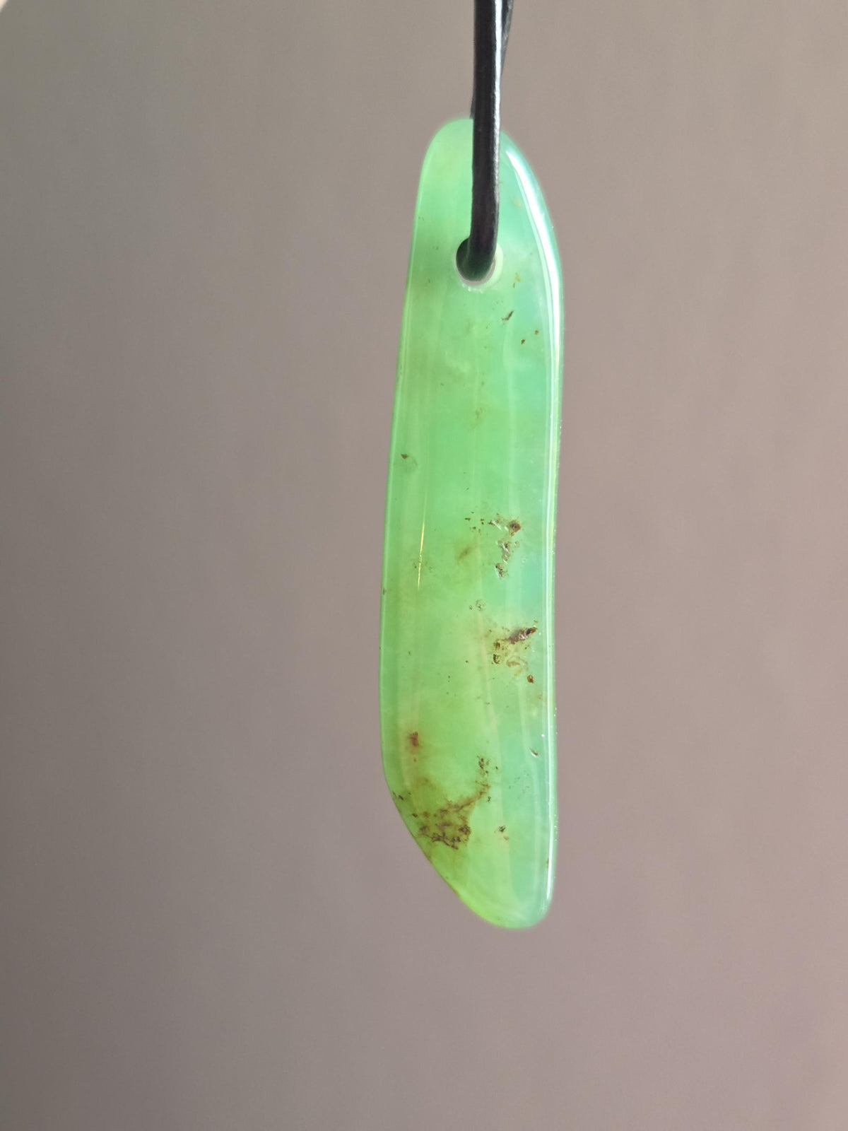 Durchscheinender Chrysopras Anhänger 56 x 13 x 8 mm, gebohrt, an verstellbarem Lederband, Herzchakra Selbstliebe