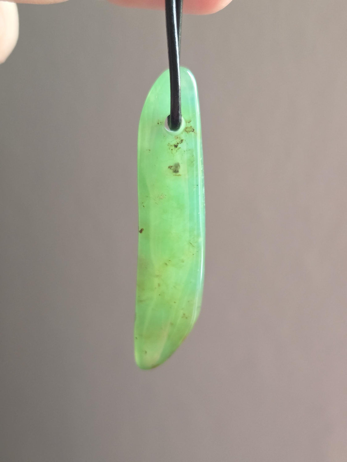 Durchscheinender Chrysopras Anhänger 56 x 13 x 8 mm, gebohrt, an verstellbarem Lederband, Herzchakra Selbstliebe