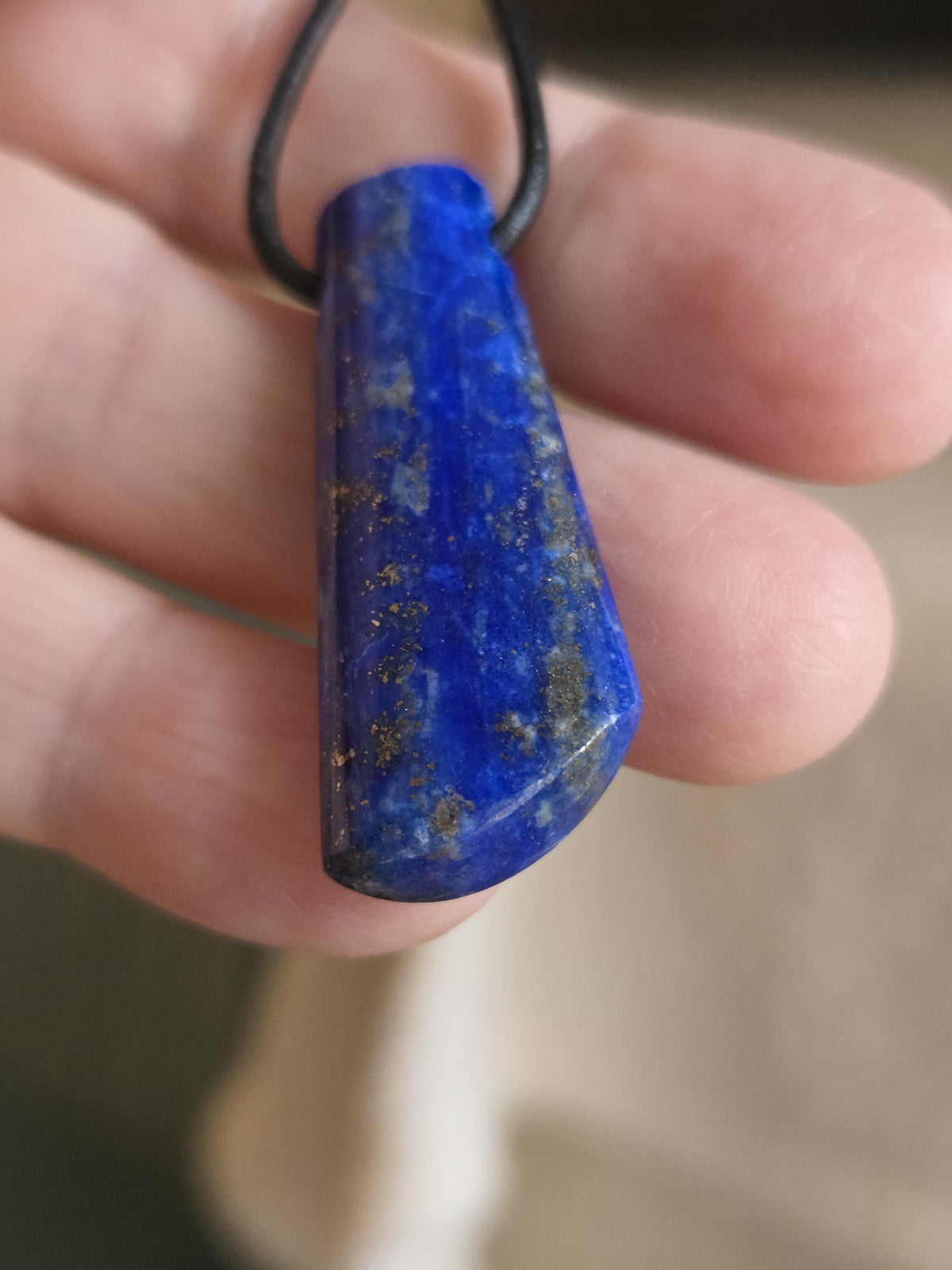 Lapislazuli Lapis Lazuli Anhänger, Stein der Engel, 37 x 15 x 7 mm, gebohrt, an verstellbarem Lederband