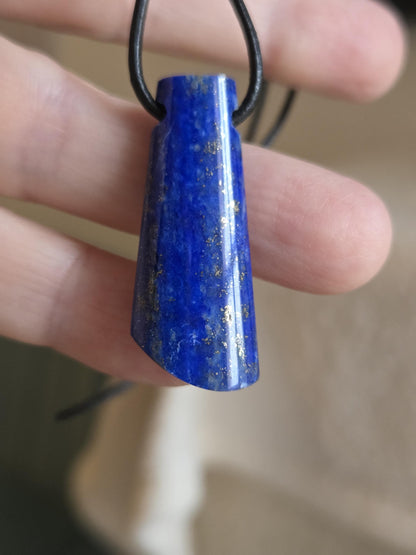 Lapislazuli Lapis Lazuli Anhänger, Stein der Engel, 37 x 15 x 7 mm, gebohrt, an verstellbarem Lederband