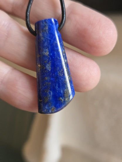 Lapislazuli Lapis Lazuli Anhänger, Stein der Engel, 37 x 15 x 7 mm, gebohrt, an verstellbarem Lederband