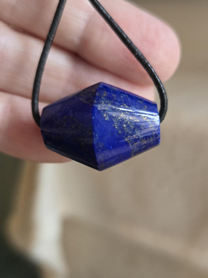 Lapislazuli Lapis Lazuli Tönnchen Anhänger, Stein der Engel, 19 x 25 mm, gebohrt, an verstellbarem Lederband