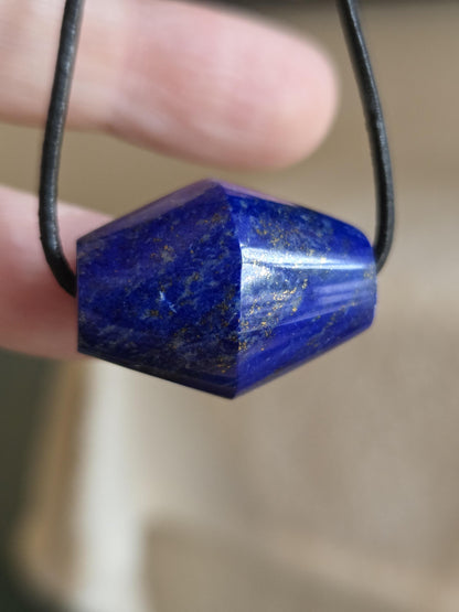 Lapislazuli Lapis Lazuli Tönnchen Anhänger, Stein der Engel, 19 x 25 mm, gebohrt, an verstellbarem Lederband