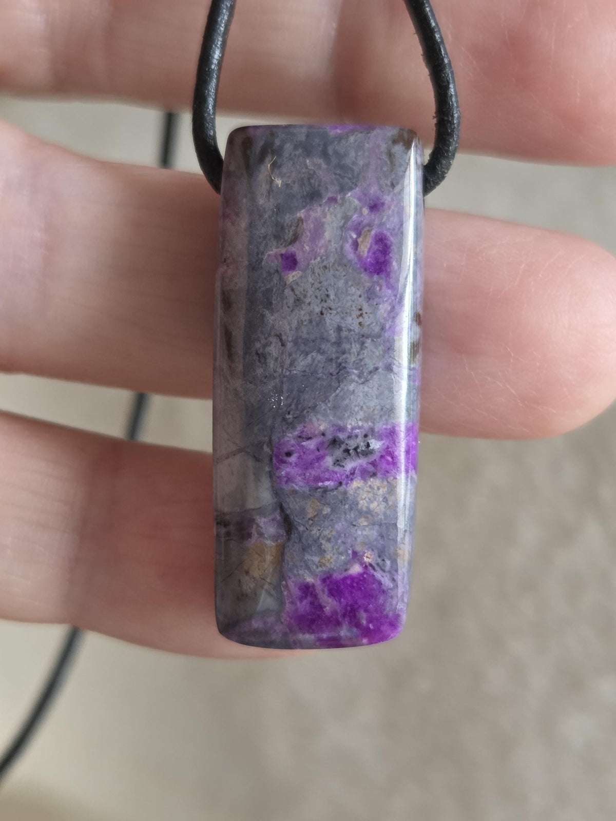 Sugilith Anhänger, 37 x 14 x 9 mm, gebohrt, an verstellbarem Lederband, beidseitig tragbar