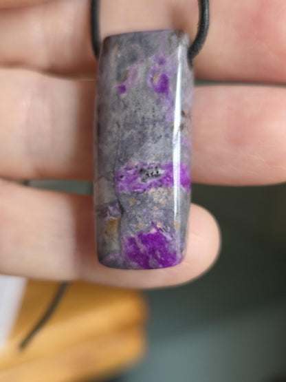Sugilith Anhänger, 37 x 14 x 9 mm, gebohrt, an verstellbarem Lederband, beidseitig tragbar