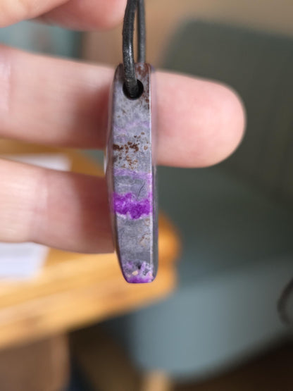 Sugilith Anhänger, 37 x 14 x 9 mm, gebohrt, an verstellbarem Lederband, beidseitig tragbar