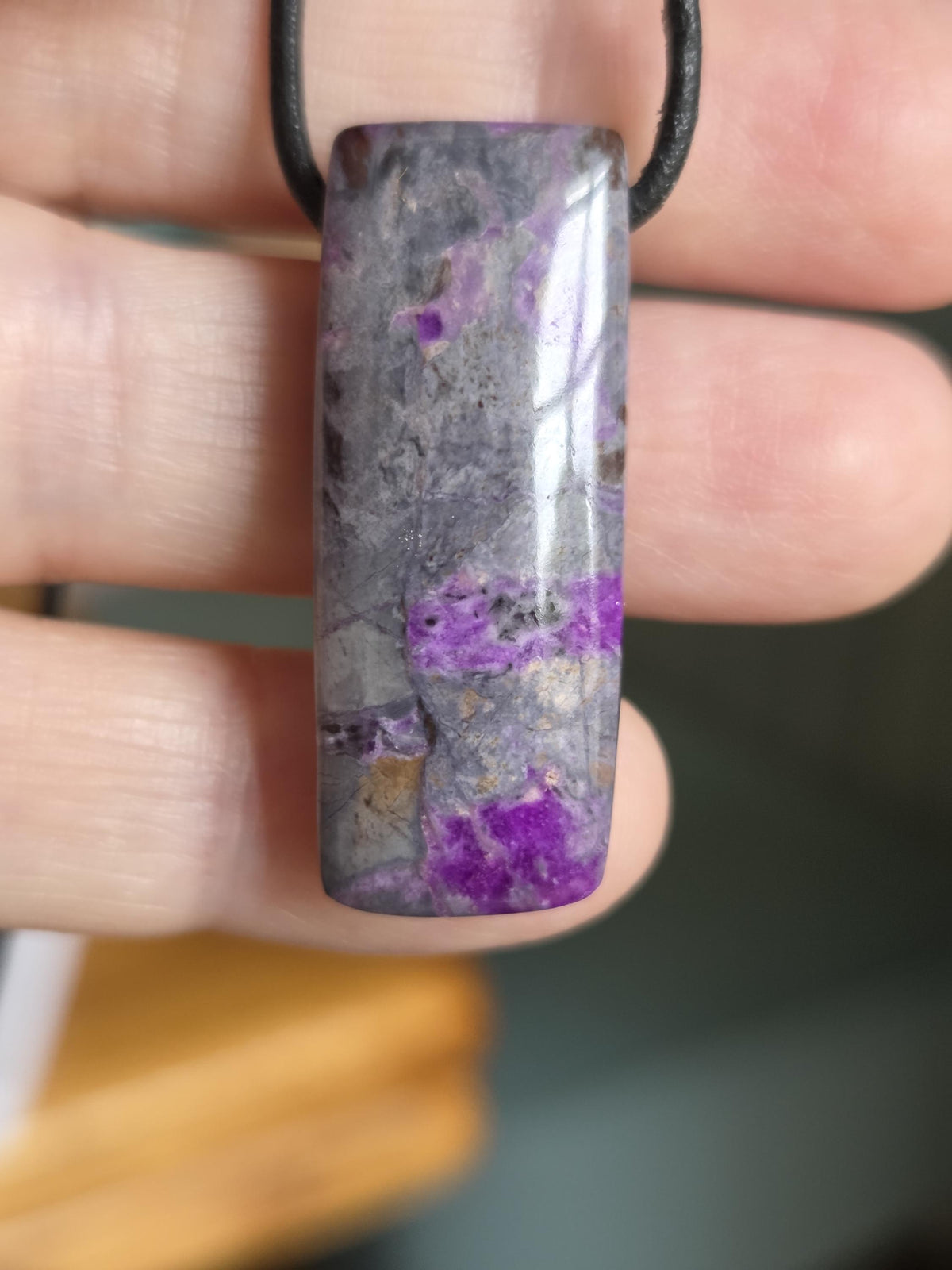 Sugilith Anhänger, 37 x 14 x 9 mm, gebohrt, an verstellbarem Lederband, beidseitig tragbar