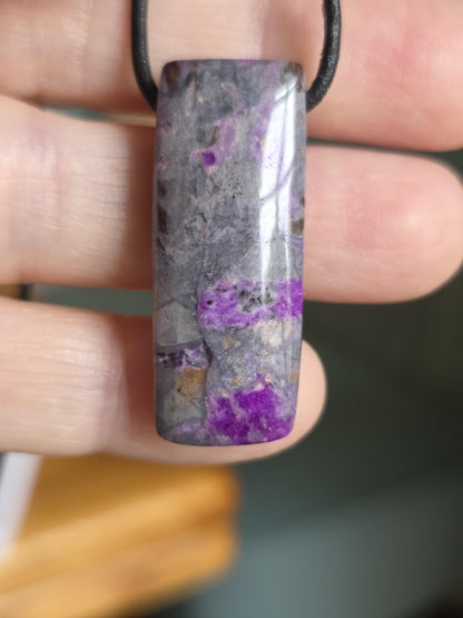 Sugilith Anhänger, 37 x 14 x 9 mm, gebohrt, an verstellbarem Lederband, beidseitig tragbar