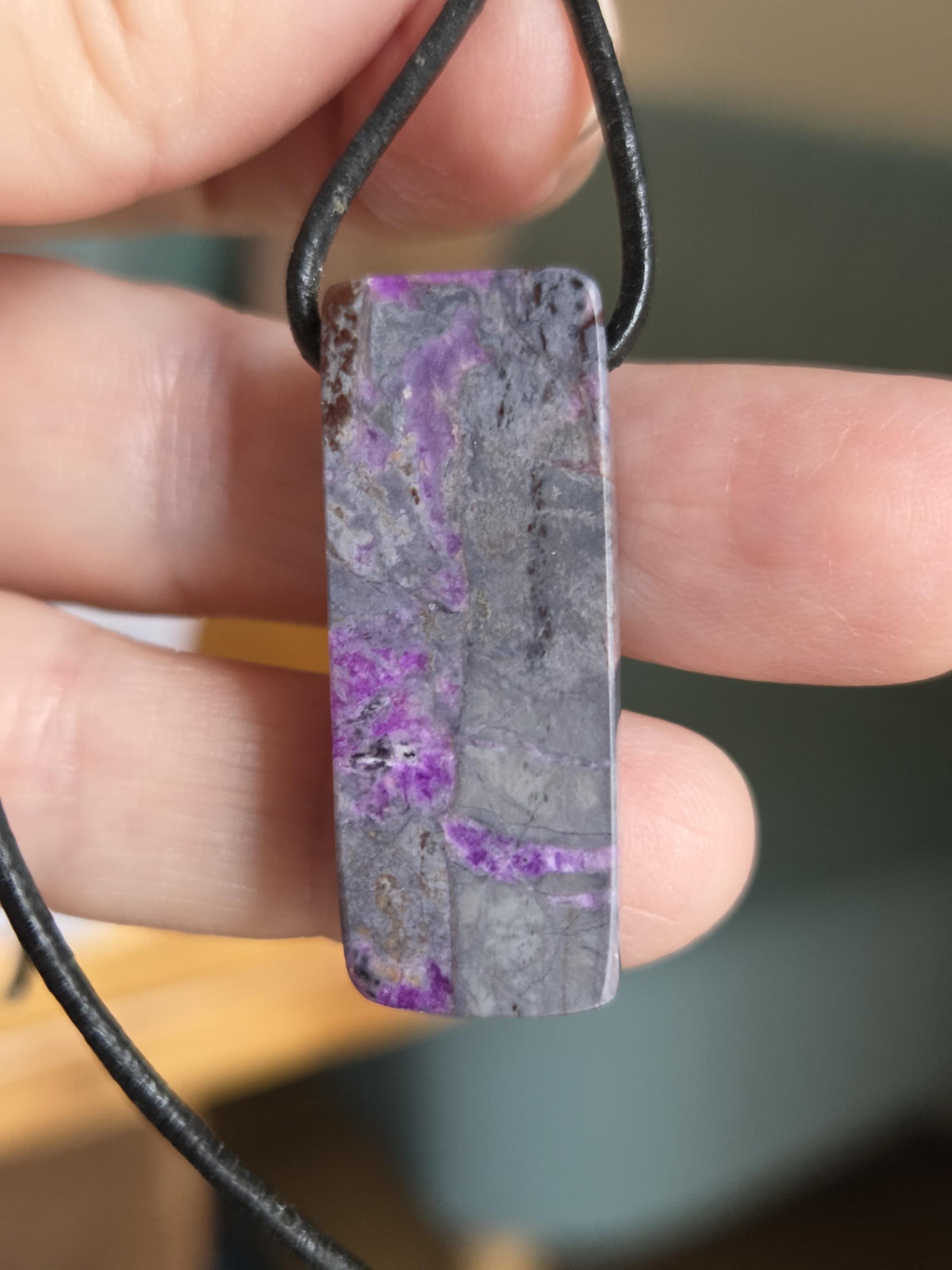 Sugilith Anhänger, 37 x 14 x 9 mm, gebohrt, an verstellbarem Lederband, beidseitig tragbar