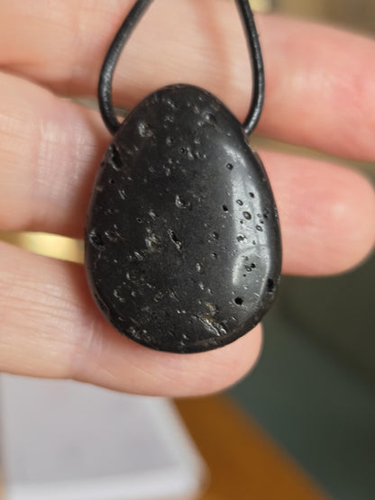 Vulkanstein , Lavastein, Lava, aus dem Vulkan Hekla Island, Anhänger, 30 x 23 x 9 mm, gebohrt, an verstellbarem Lederband