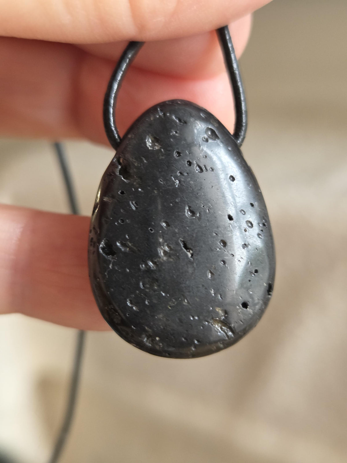 Vulkanstein , Lavastein, Lava, aus dem Vulkan Hekla Island, Anhänger, 30 x 23 x 9 mm, gebohrt, an verstellbarem Lederband