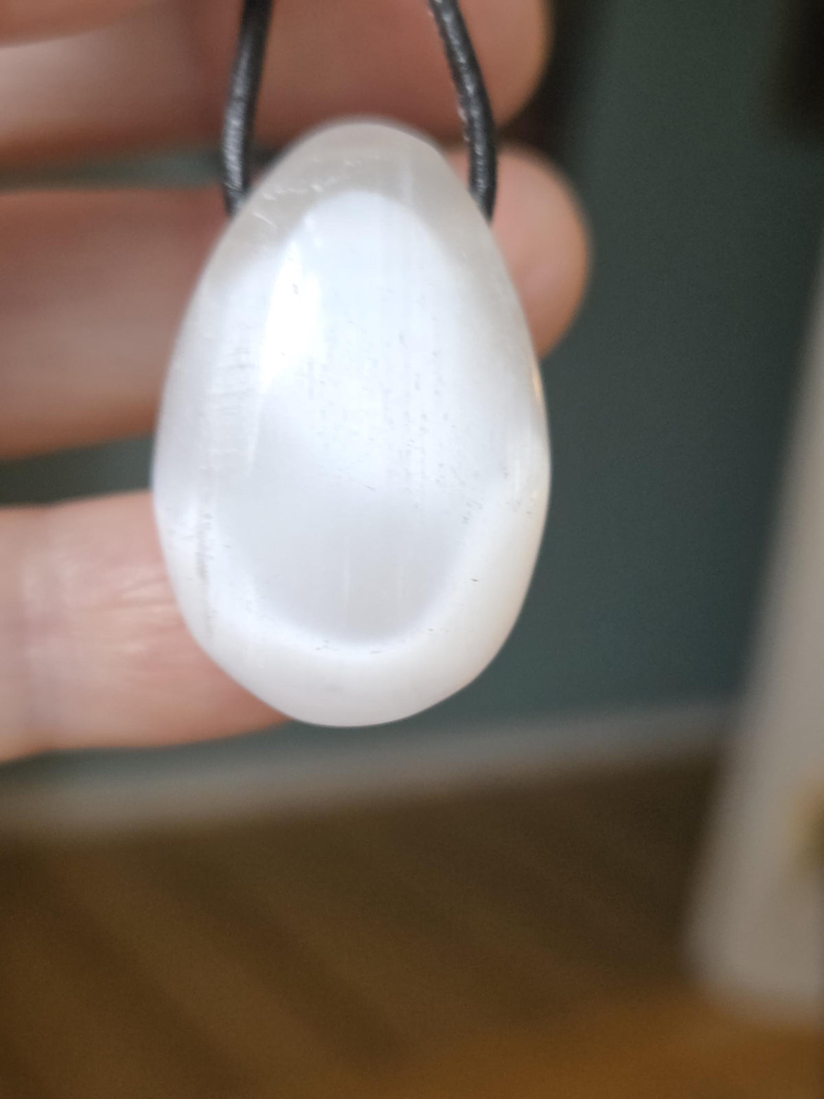 Selenit Anhänger, 30 x 21 x 12 mm, gebohrt, an verstellbarem Lederband, Kronenchakra, drittes Auge