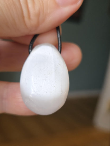 Selenit Anhänger, 30 x 21 x 12 mm, gebohrt, an verstellbarem Lederband, Kronenchakra, drittes Auge