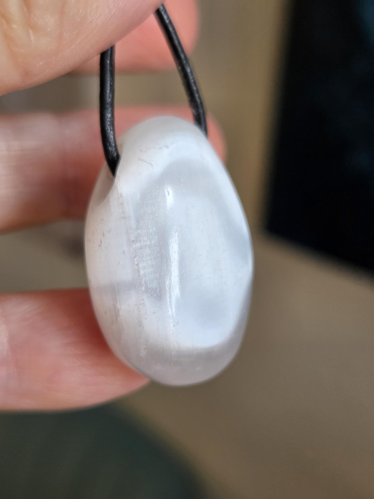 Selenit Anhänger, 30 x 21 x 12 mm, gebohrt, an verstellbarem Lederband, Kronenchakra, drittes Auge