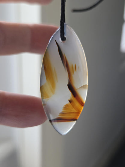 Montana Achat, Anhänger Navette, 47 x 20 x 5 mm, gebohrt, an verstellbarem Lederband