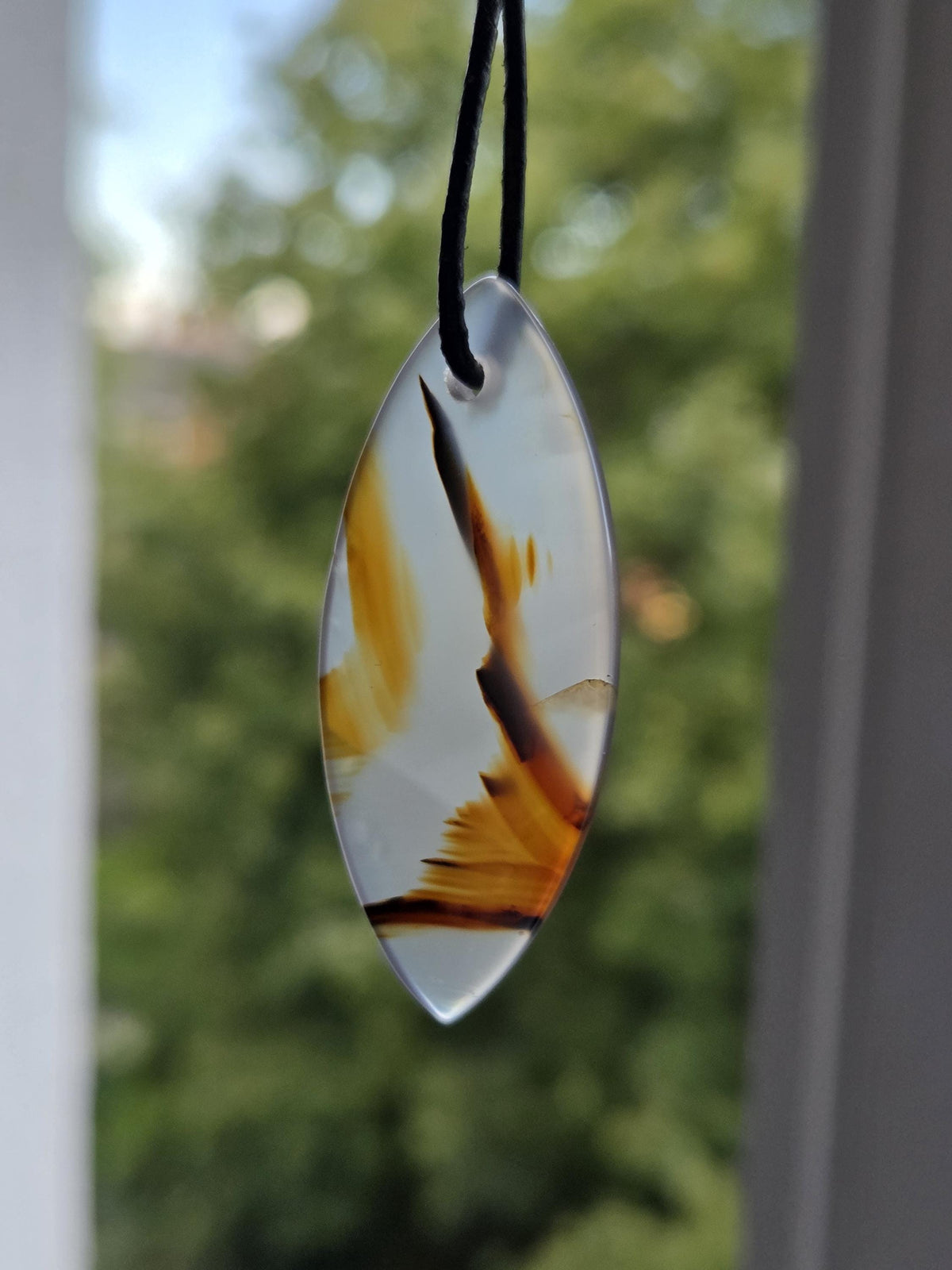 Montana Achat, Anhänger Navette, 47 x 20 x 5 mm, gebohrt, an verstellbarem Lederband