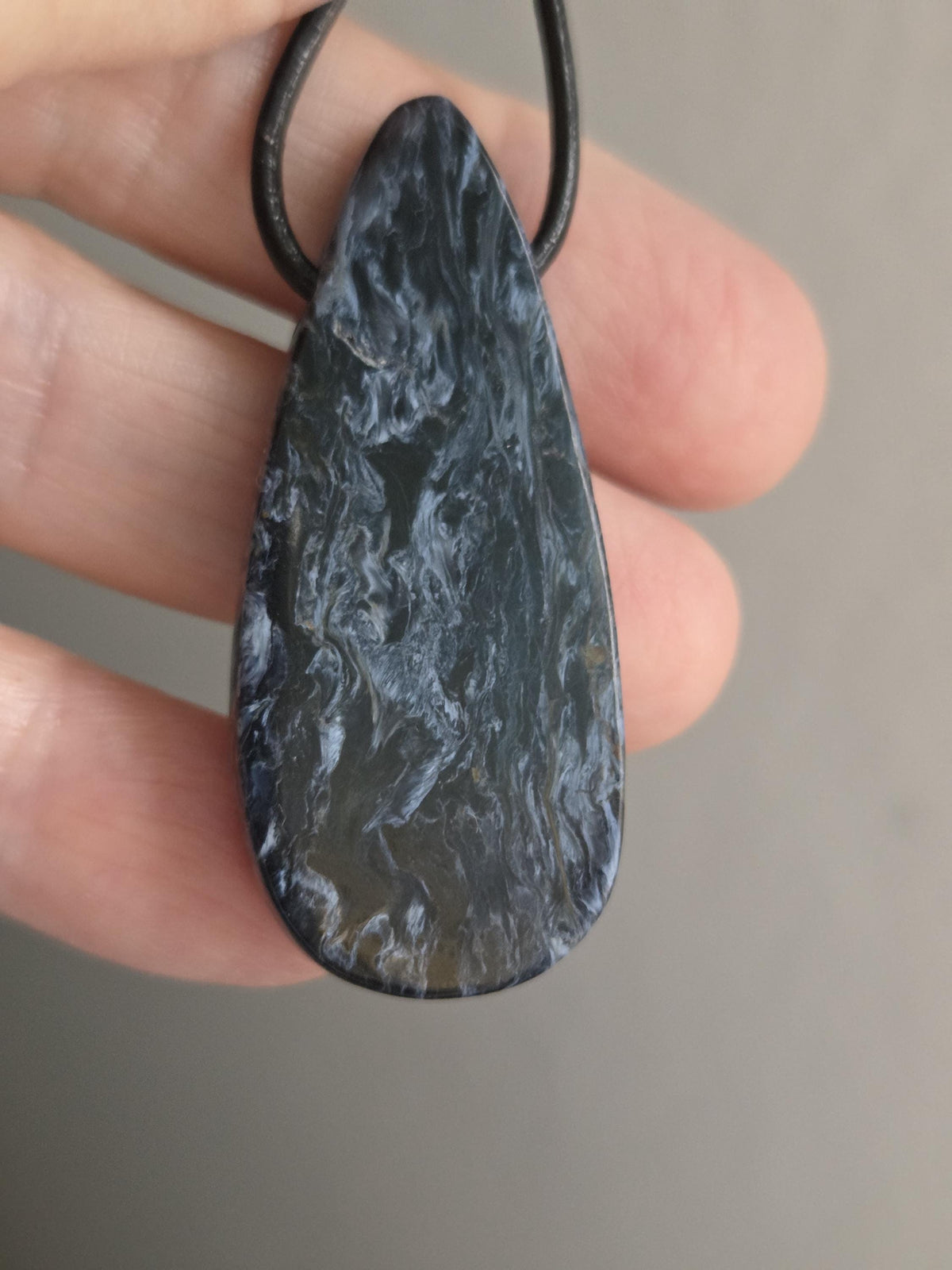 Magischer energetischer Pietersit Anhänger, 47 x 22 x 8 mm, gebohrt, an verstellbarem Lederband