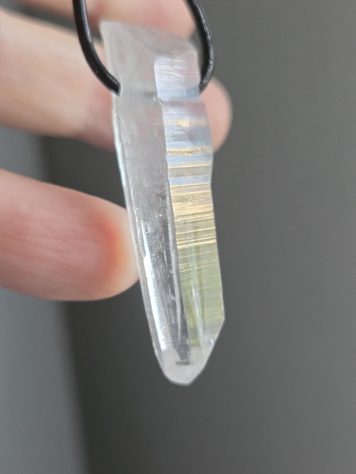 Magischer Lemuria lemurischer Kristall mit Yin Code, Kristallspitze Anhänger, 46 x 12 x 10 mm, gebohrt, an verstellbarem Lederband