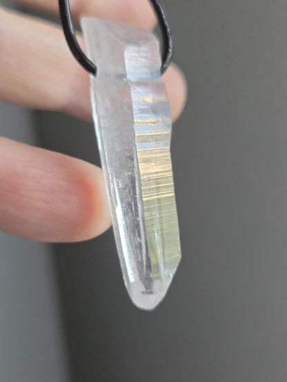 Magischer Lemuria lemurischer Kristall mit Yin Code, Kristallspitze Anhänger, 46 x 12 x 10 mm, gebohrt, an verstellbarem Lederband