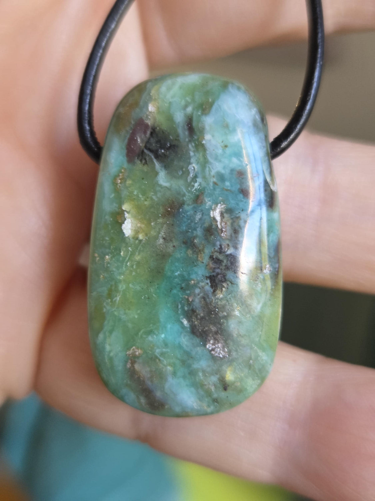 Andenopal blau grün, Chrysopal blau grün türkis Anhänger, 33 x 20 x 9 mm, gebohrt, an verstellbarem Lederband, Opal aus Peru, Hals Chakra
