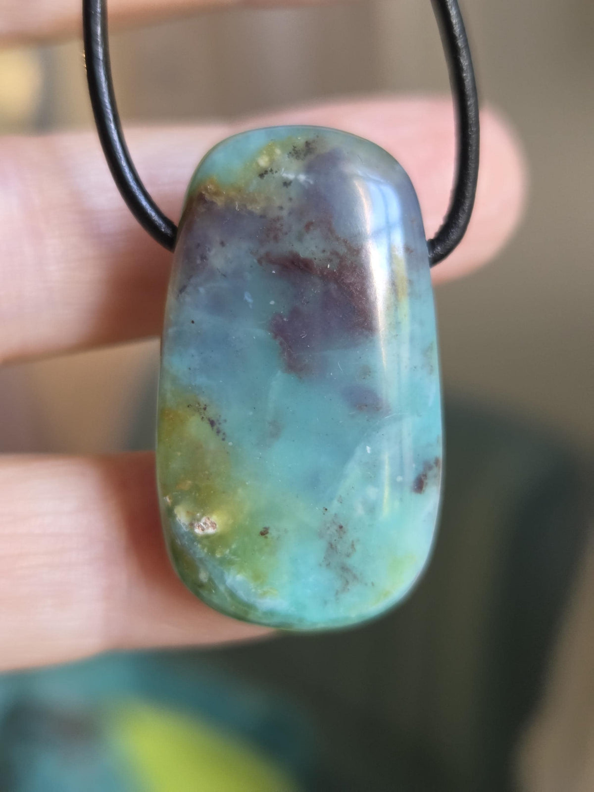 Andenopal blau grün, Chrysopal blau grün türkis Anhänger, 33 x 20 x 9 mm, gebohrt, an verstellbarem Lederband, Opal aus Peru, Hals Chakra