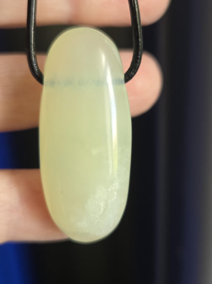 Jade Burma Jade China Jade, Serpentin Anhänger, 39 x 17 x 9 mm, an verstellbarem Lederband, Herzchakra, Selbstliebe