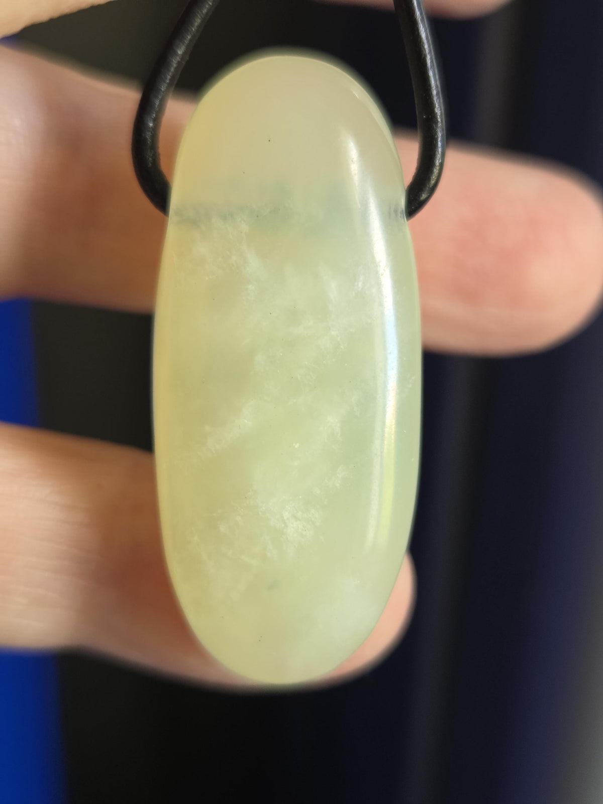 Jade Burma Jade China Jade, Serpentin Anhänger, 39 x 17 x 9 mm, an verstellbarem Lederband, Herzchakra, Selbstliebe