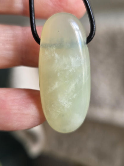Jade Burma Jade China Jade, Serpentin Anhänger, 39 x 17 x 9 mm, an verstellbarem Lederband, Herzchakra, Selbstliebe