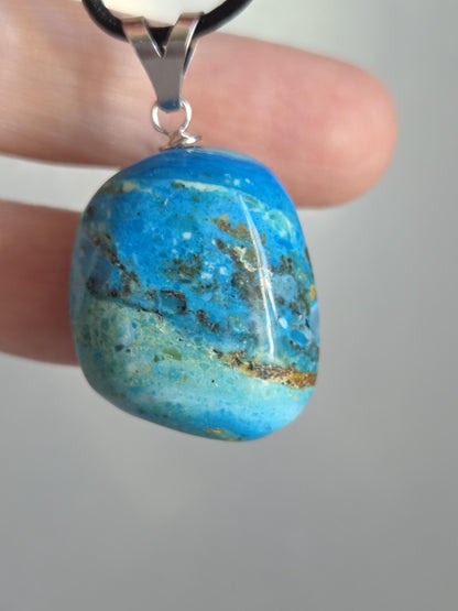 Traumhafter Atacama Opal aus Chile, Anhänger, 37 x 22 x 18 mm, an 925er Silberöse, an verstellbarem Lederband, Hals Chakra, Kommunikation