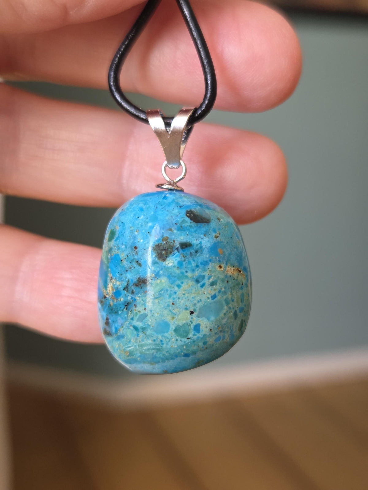 Traumhafter Atacama Opal aus Chile, Anhänger, 37 x 22 x 18 mm, an 925er Silberöse, an verstellbarem Lederband, Hals Chakra, Kommunikation