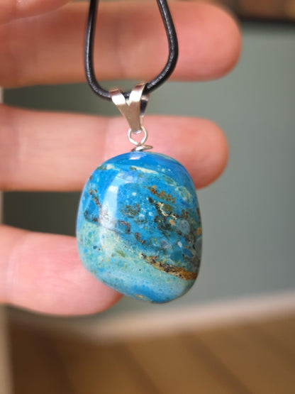 Traumhafter Atacama Opal aus Chile, Anhänger, 37 x 22 x 18 mm, an 925er Silberöse, an verstellbarem Lederband, Hals Chakra, Kommunikation