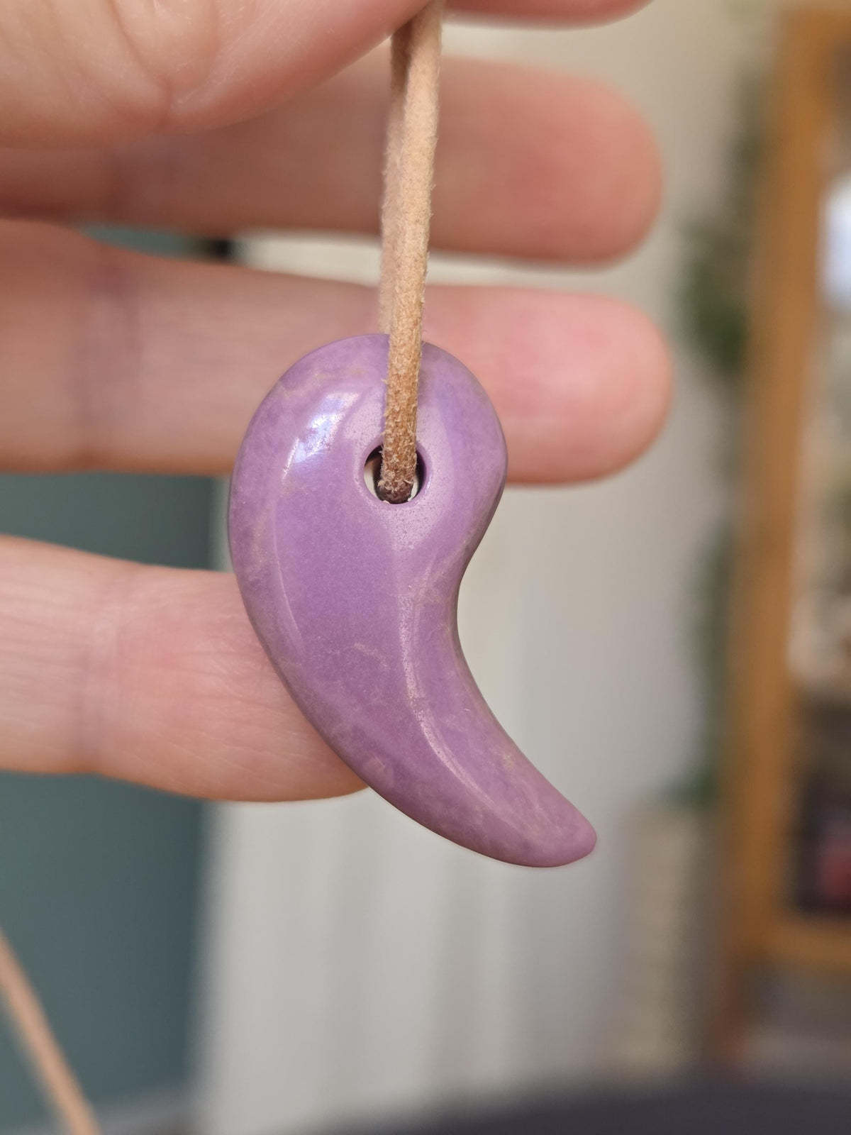 Rarität Phosphosiderit aus der Atacama Wüste Chile, Yin und Yang Anhänger, 33 x 17 x 8 mm, gebohrt, an verstellbarem Lederband