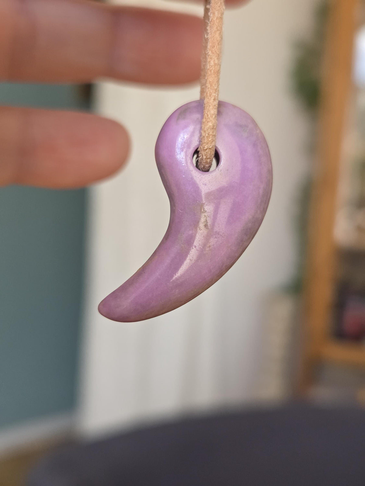 Rarität Phosphosiderit aus der Atacama Wüste Chile, Yin und Yang Anhänger, 33 x 17 x 8 mm, gebohrt, an verstellbarem Lederband