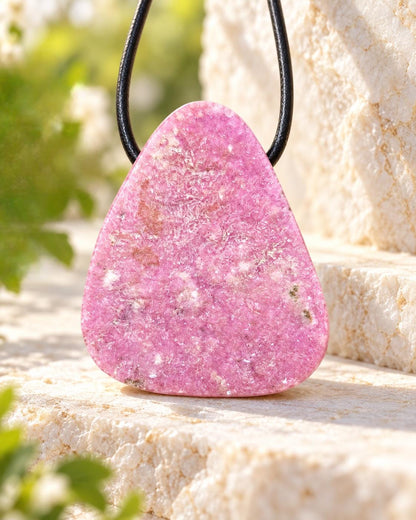 Kobaltocalcit, rosa pink Drusy Cobalt Calcit , 37 x 30 x 9 mm, gebohrt, an verstellbarem Lederband, Marokko/ Buazan