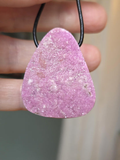 Kobaltocalcit, rosa pink Drusy Cobalt Calcit , 37 x 30 x 9 mm, gebohrt, an verstellbarem Lederband, Marokko/ Buazan