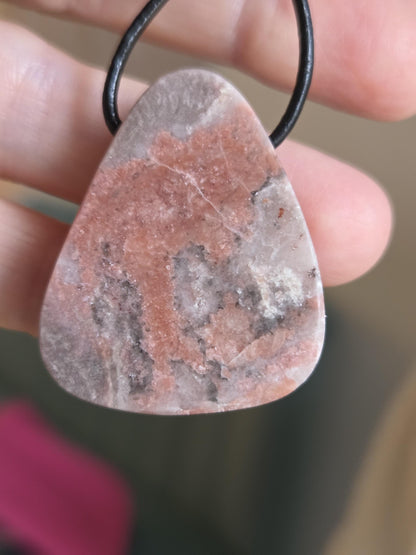Kobaltocalcit, rosa pink Drusy Cobalt Calcit , 37 x 30 x 9 mm, gebohrt, an verstellbarem Lederband, Marokko/ Buazan