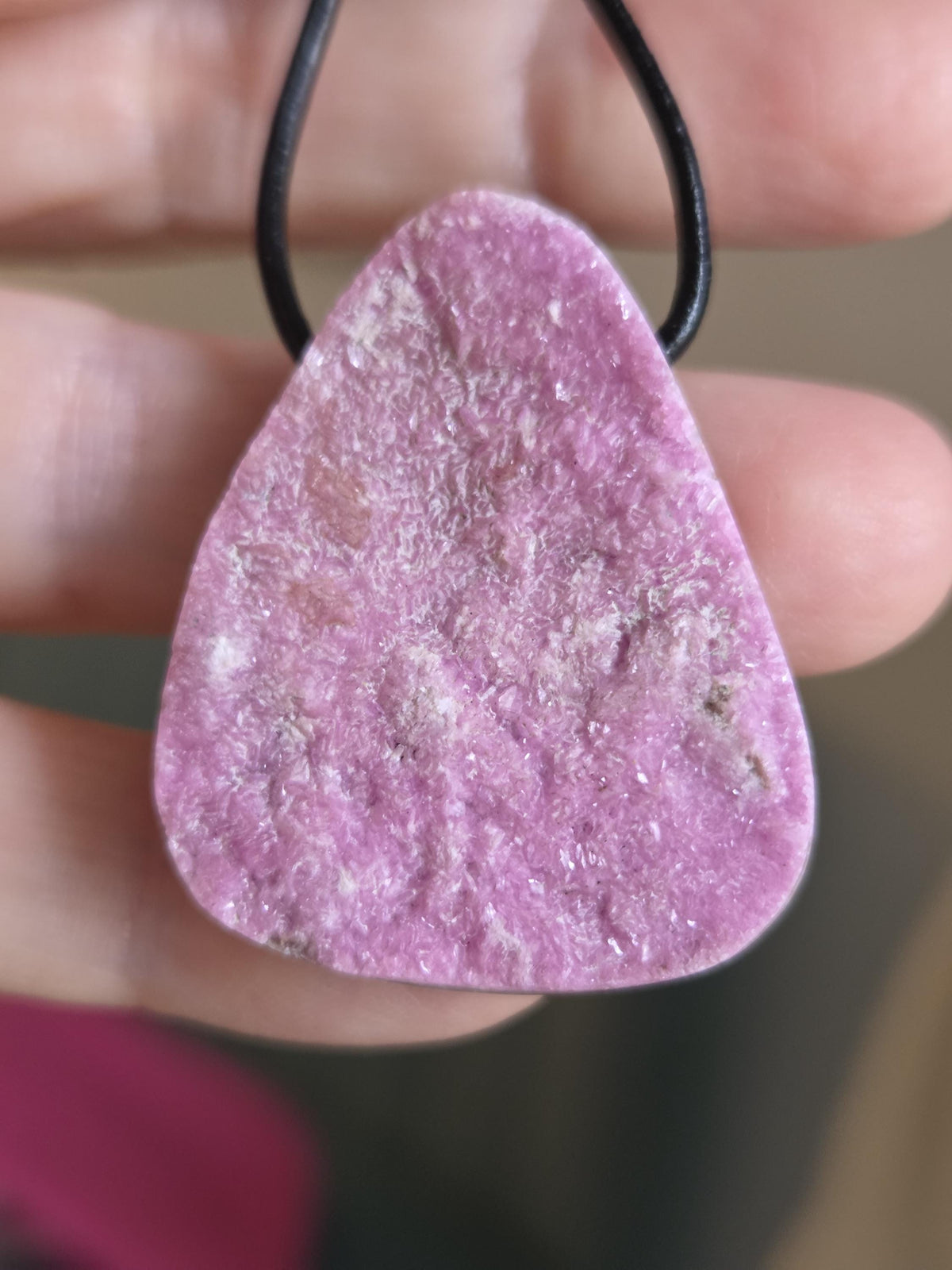 Kobaltocalcit, rosa pink Drusy Cobalt Calcit , 37 x 30 x 9 mm, gebohrt, an verstellbarem Lederband, Marokko/ Buazan