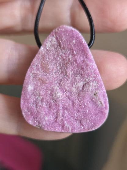 Kobaltocalcit, rosa pink Drusy Cobalt Calcit , 37 x 30 x 9 mm, gebohrt, an verstellbarem Lederband, Marokko/ Buazan